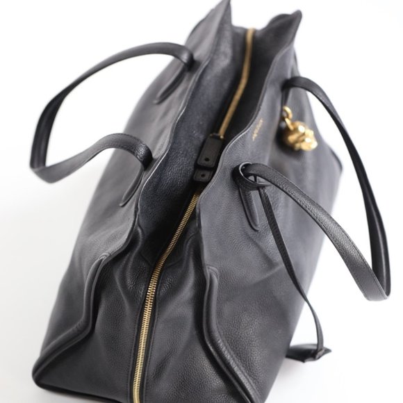 My black Alexander McQueen handbag with gold skull - Picture 9 of 14